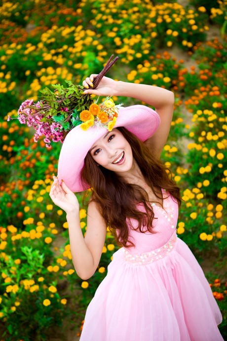 Photoshop两步打造柔美的暖色花景人物照片 全福编程网