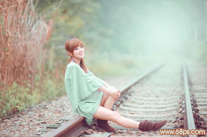 Photoshop打造甜美的淡调青绿色铁轨美女图片 全福编程网