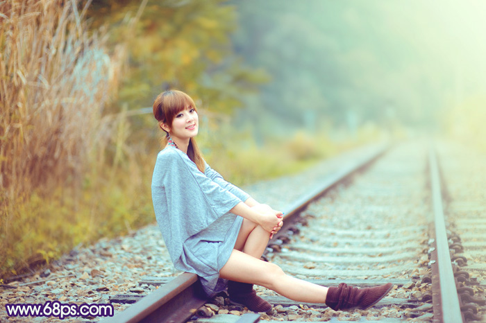 Photoshop打造小清新的淡黄色秋季铁轨美女图片 全福编程网